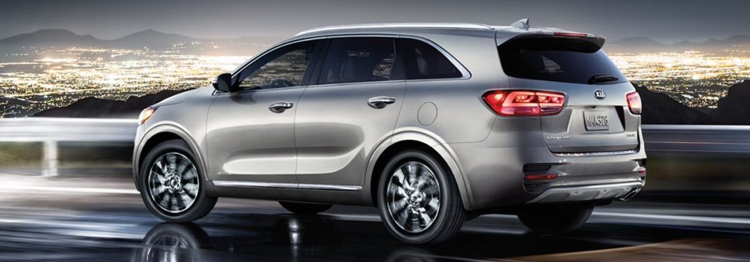 Side profile of the 2018 Kia Sorento driving on a highway